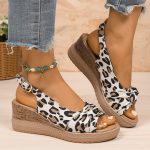 Stylish animal print wedge sandals - Image 3